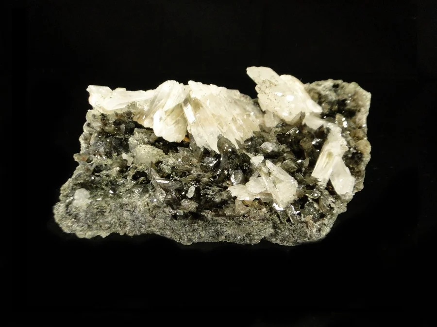 AXINITE & QUARTZ – Dalnegorsk, Primorsky Krai, Russie - Vins Rouges Harmonieux pour Chaque Occasion AXINITE & QUARTZ – Dalnegorsk, Primorsky Krai, Russie - Vins Rouges Harmonieux pour Chaque Occasion