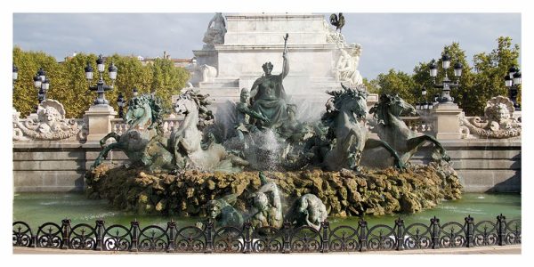 Carte postale La Fontaine des Girondins, Bordeaux - Vins Rouges Harmonieux pour Chaque Occasion