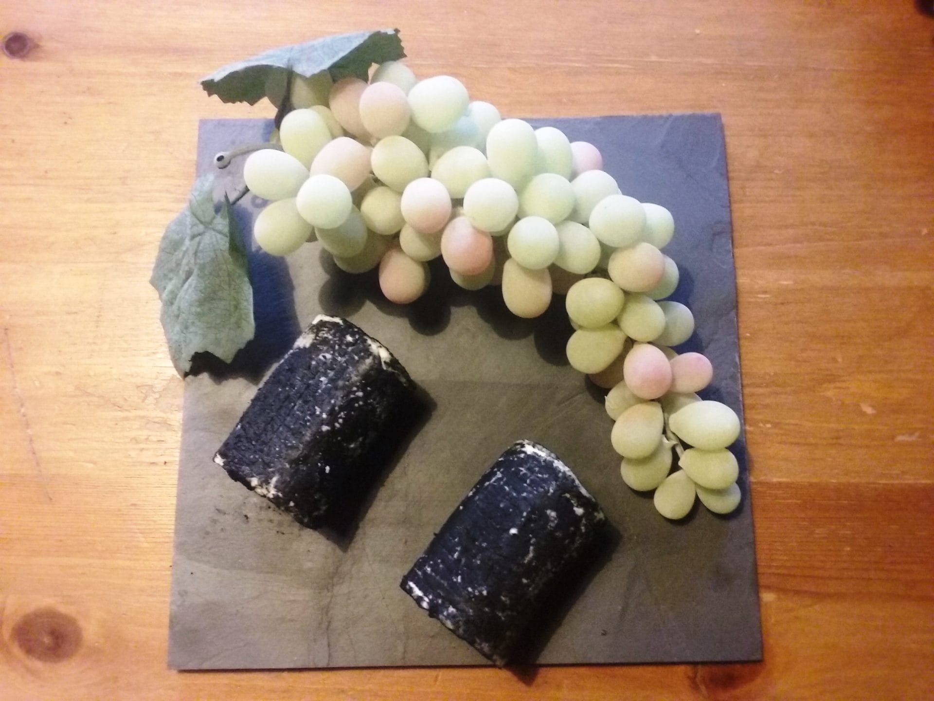Buche cendrée chèvre frais - Vins Rouges Harmonieux pour Chaque Occasion Buche cendrée chèvre frais - Vins Rouges Harmonieux pour Chaque Occasion
