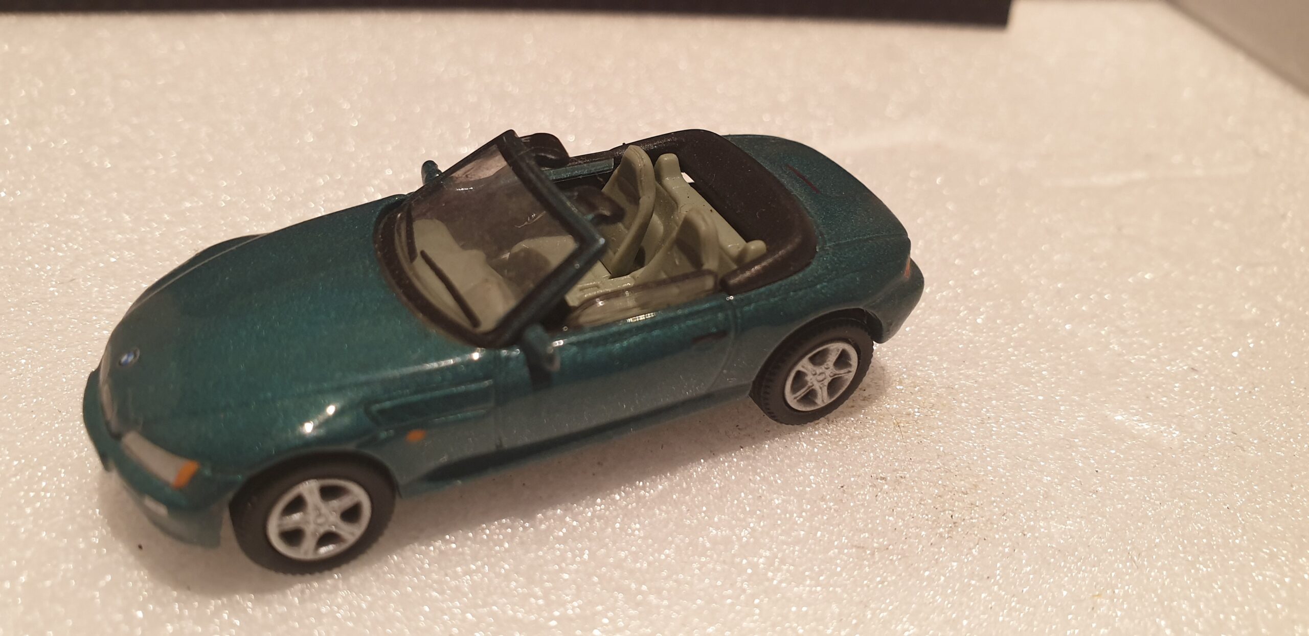 BMW Z3 Roadster 1/72 Verte - Vins Rouges Harmonieux pour Chaque Occasion BMW Z3 Roadster 1/72 Verte - Vins Rouges Harmonieux pour Chaque Occasion