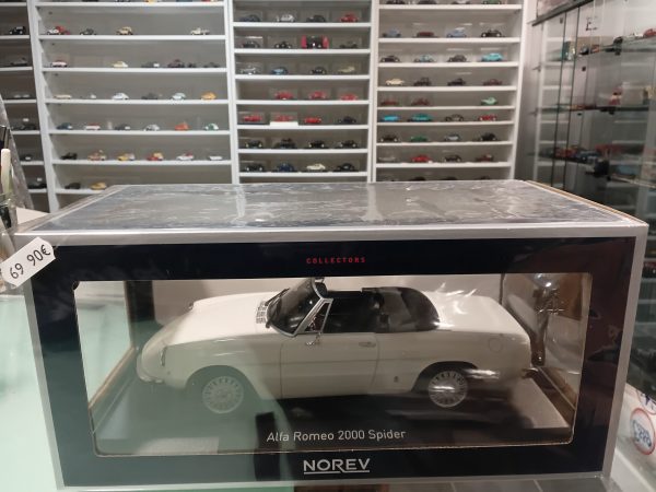 Alfa Romeo 2000 Spider 1978 Blanc 1/18 - Vins Rouges Harmonieux pour Chaque Occasion