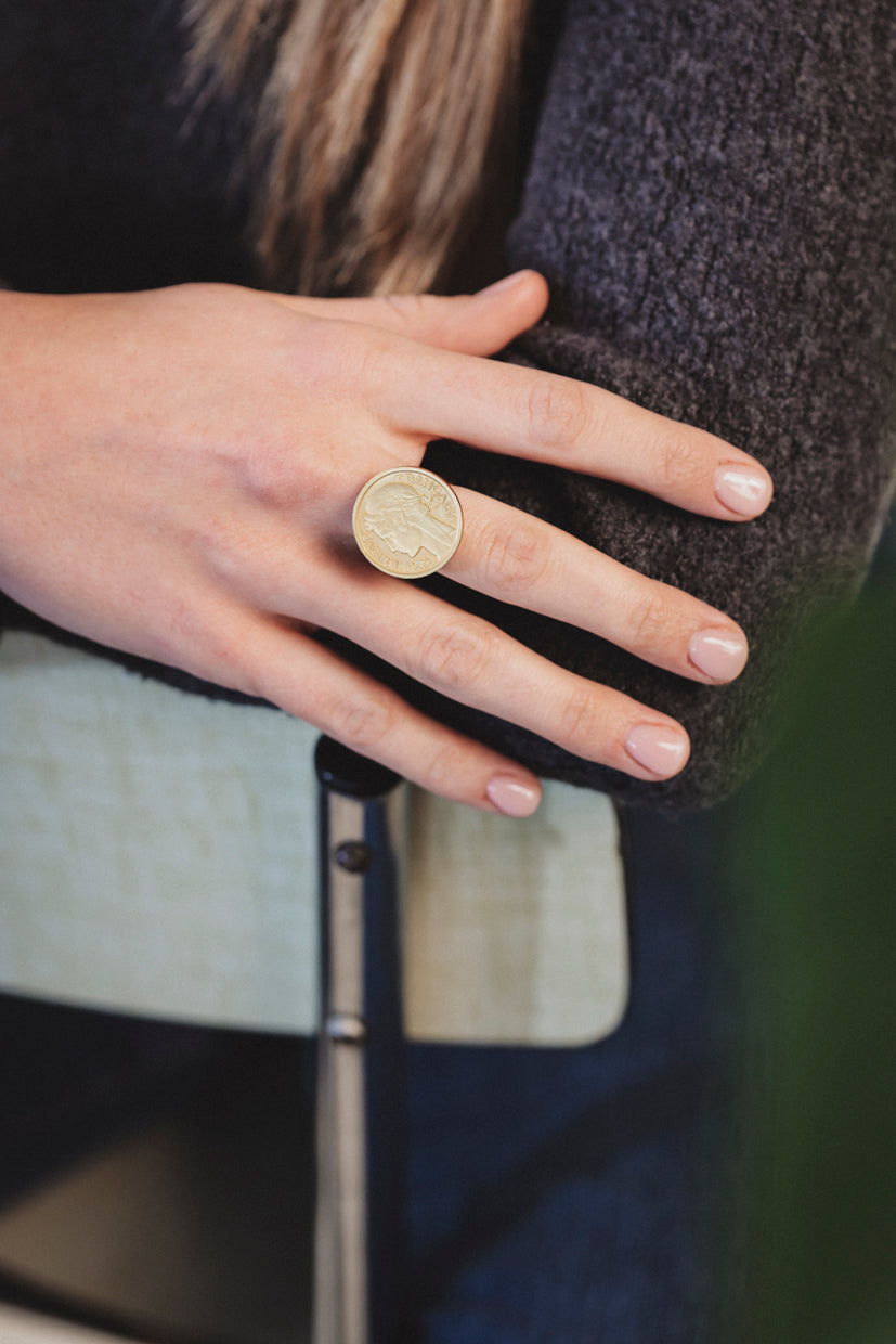 Bague – Louise 1 Franc Or - Vins Rouges Harmonieux pour Chaque Occasion Bague – Louise 1 Franc Or - Vins Rouges Harmonieux pour Chaque Occasion