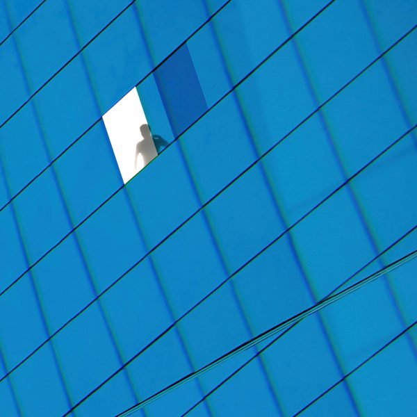 blue building ~ affiche (40 x 40 cm) - Vins Rouges Harmonieux pour Chaque Occasion