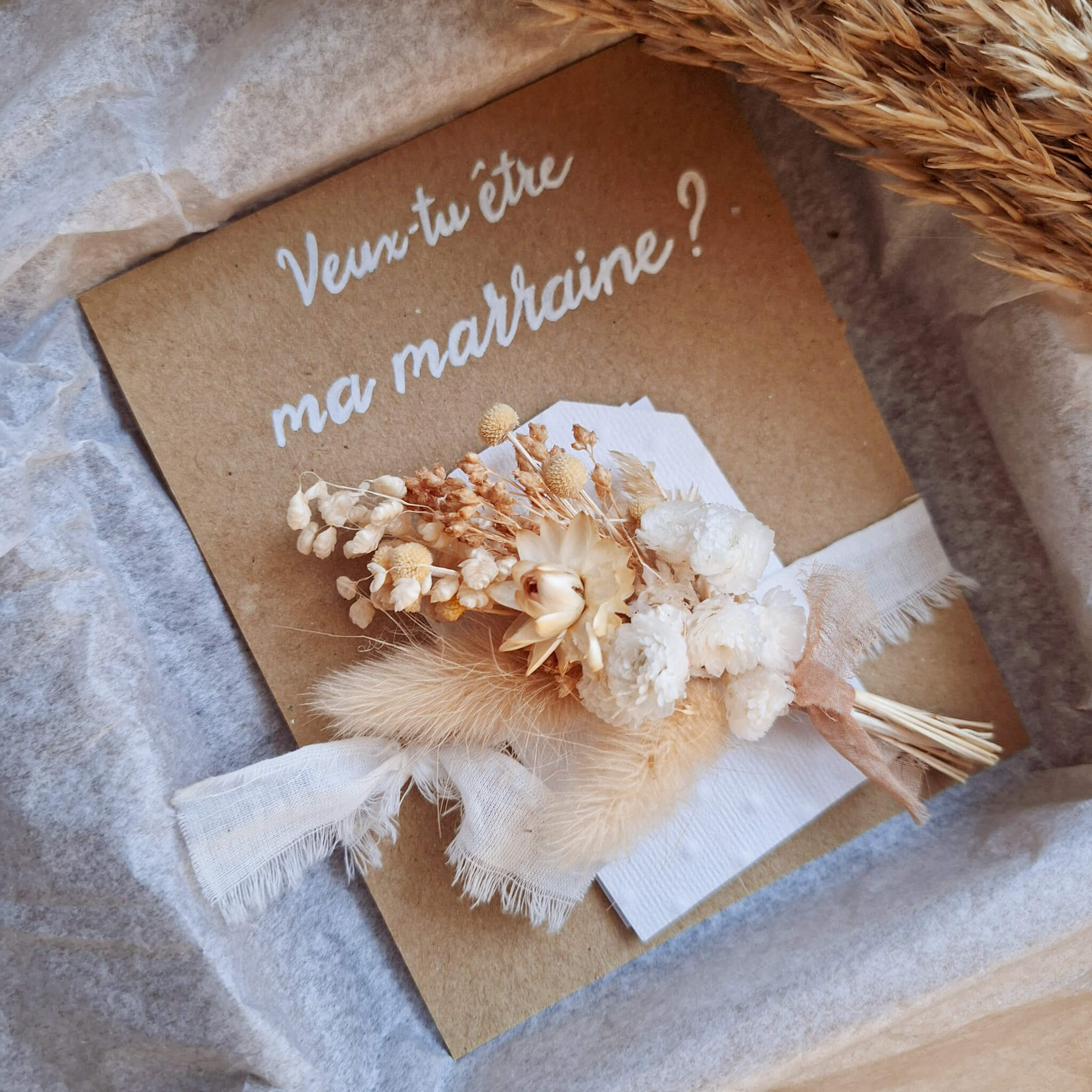 Boutonnière en fleurs séchées et sa jolie boite cadeau - Vins Rouges Harmonieux pour Chaque Occasion Boutonnière en fleurs séchées et sa jolie boite cadeau - Vins Rouges Harmonieux pour Chaque Occasion