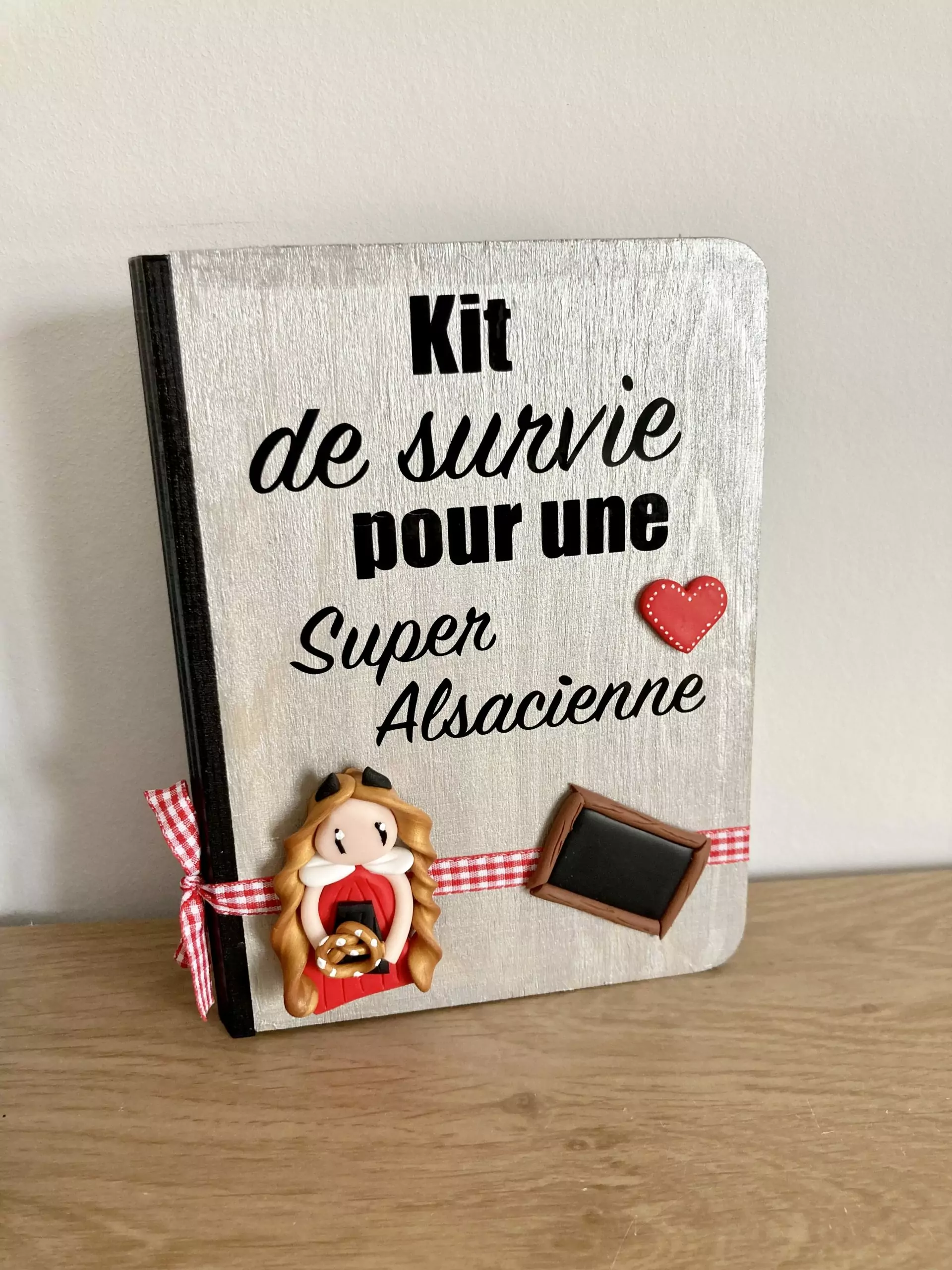 Boîte livre à garnir « Super Alsacienne » - Vins Rouges Harmonieux pour Chaque Occasion Boîte livre à garnir « Super Alsacienne » - Vins Rouges Harmonieux pour Chaque Occasion
