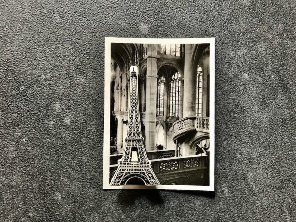 Broche faïence sur Photo vintage – Stephanie Cahorel - Vins Rouges Harmonieux pour Chaque Occasion